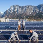 Mitarbeiter von winsun installieren eine Solarzelle auf dem Dach von Galliker Logistik in Landquart am Mittwoch, 15. November 2017.